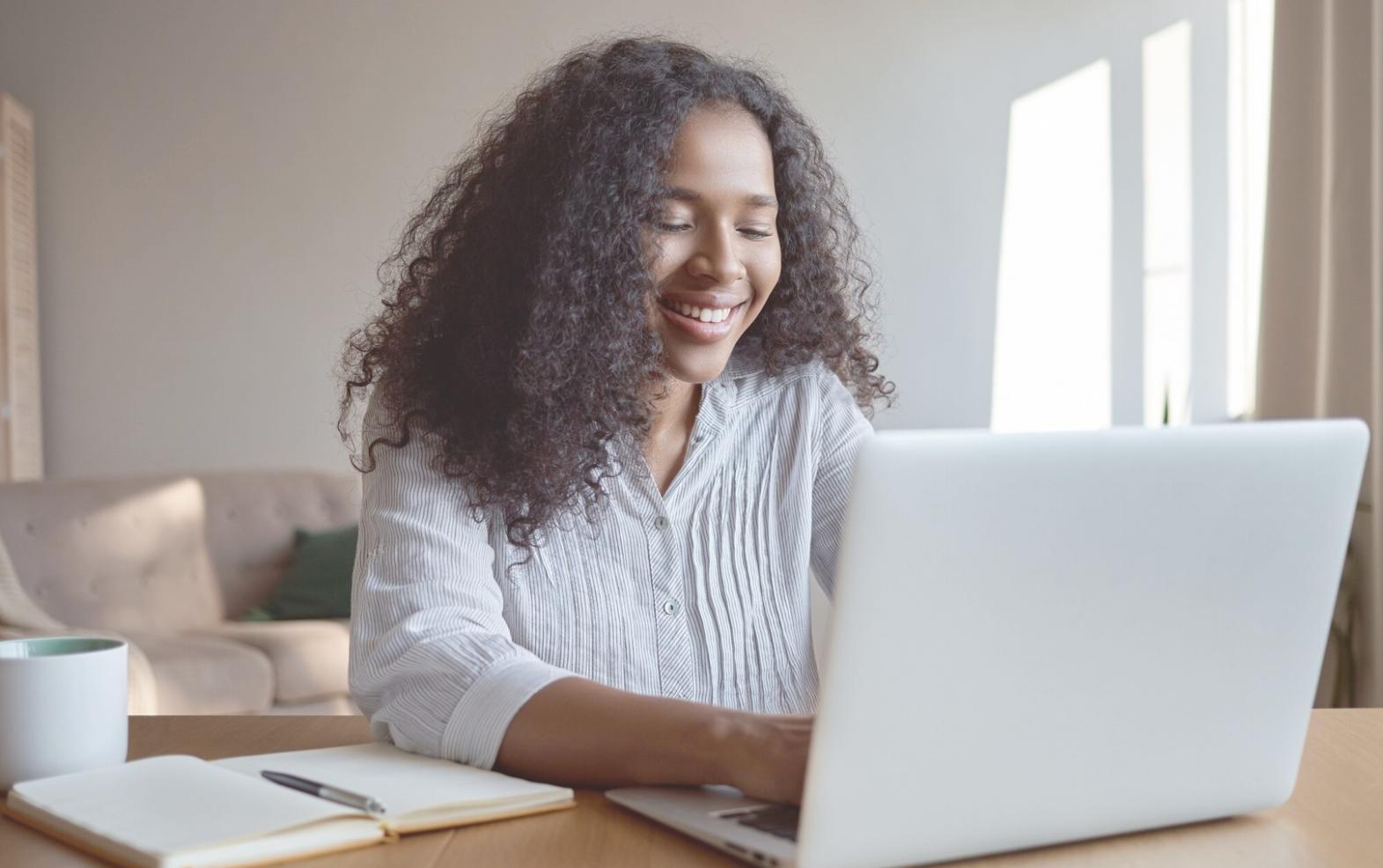 Visual breakdown of expense categories including housing, transport, food, and entertainment with percentage allocations